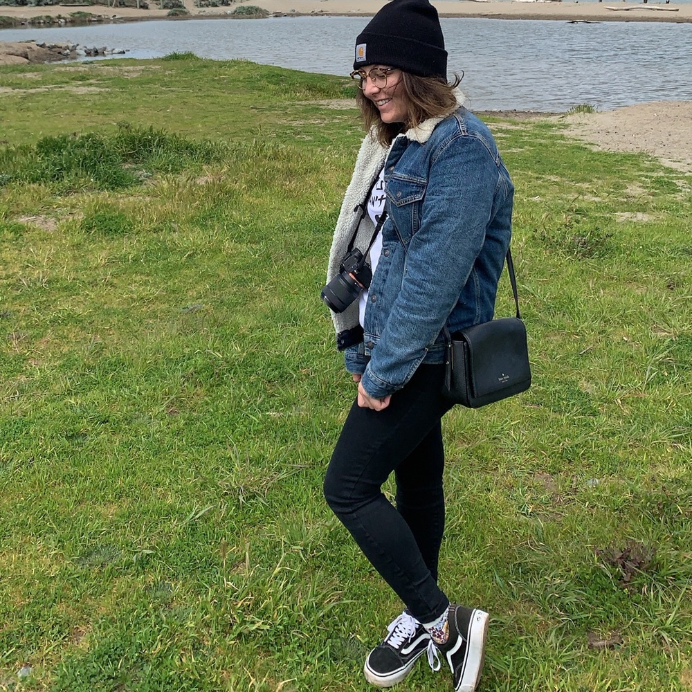 Medium Wash Levi’s Sherpa trucker jacket in size small!